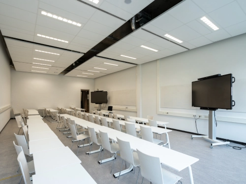 Ukryte mechanizmy sukcesu – zastosowanie podnośników w branży meblarskiej, eventowej i wystawienniczej Ukryte mechanizmy sukcesu – zastosowanie podnośników w branży meblarskiej, eventowej i wystawienniczej